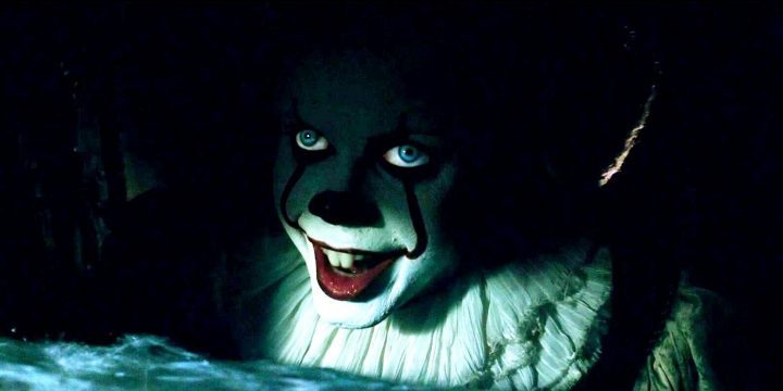 pennywise-smiling-in-the-shadows-of-the-drain-in-it-2017