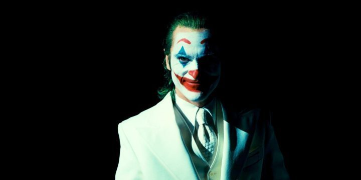 joaquin-phoenix-as-arthur-fleck-in-joker-makeup-and-white-suit-in-joker-folie-a-deux